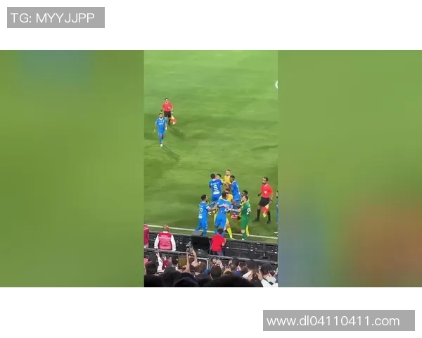 拦都拦不住！对手疑肘击法尔孔，梅西出面“教育”阿根廷老乡